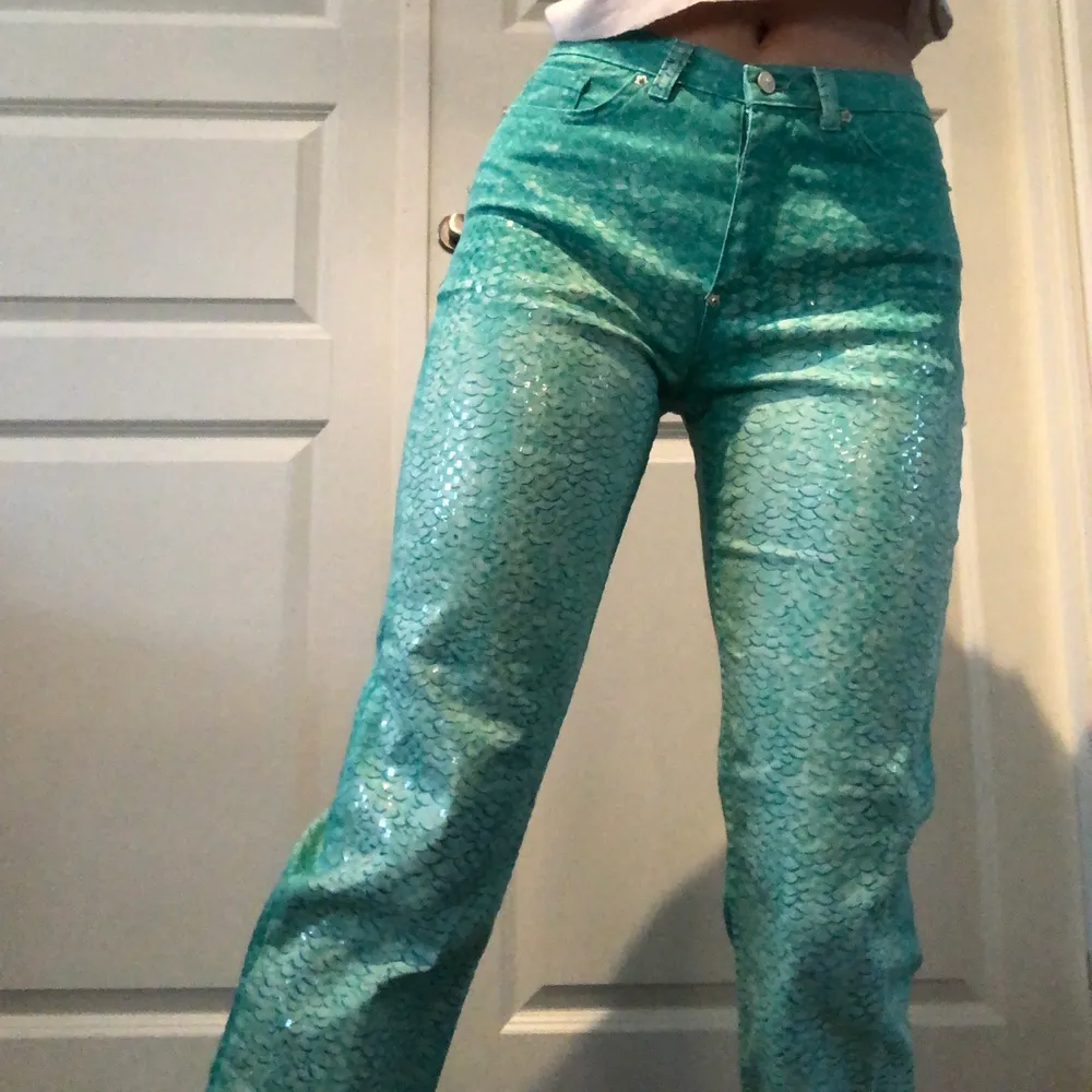 Roberto Cavalli designer jeans i fiskstjärts effekt , sååå fina men kommer tyvärr inte till användning längre ! Riktigt y2k🤩🦋 (dyra i inköp) . De passar bäst nån med W26-28 sen är längden L30”. Jeans & Byxor.
