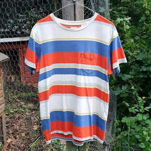 Färgglad randig t-shirt från Levi's <3 Bröstlängd 47cm; Plagglängd 59,5cm; Passform: Rätt så stretchig, unisex 