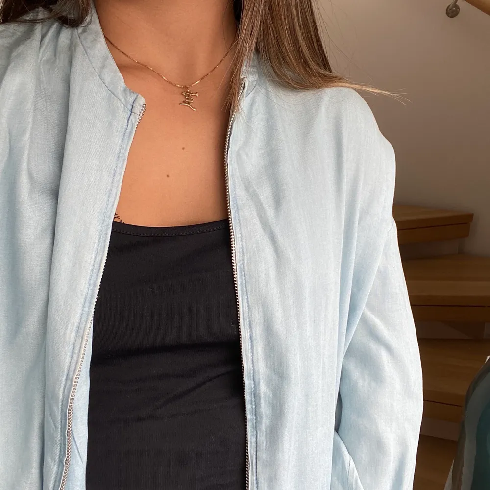 Snygg jacka i jeansfärg från Zara i strl XS. Använts några gånger men i fint skick! Super till sommaren! . Jackor.