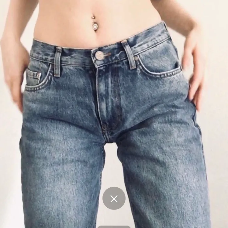Nya mom jeans endast testade från bikbok ny pris 599kr . Jeans & Byxor.