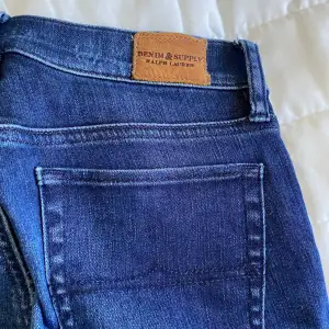 Hej! Jag säljer ett par super skinny Ralph lauren jeans i storlek 28/32. Jeansen är välanvända!