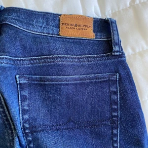 Ralph lauren jeans - Hej! Jag säljer ett par super skinny Ralph lauren jeans i storlek 28/32. Jeansen är välanvända!