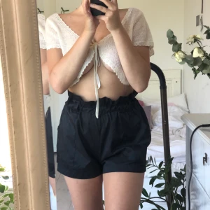 Svarta byxshorts 🌚 - Ett par svart shorts, använt en gång! Fattar ett bälte till, finns ingen storlek men sitter som S, + frakt