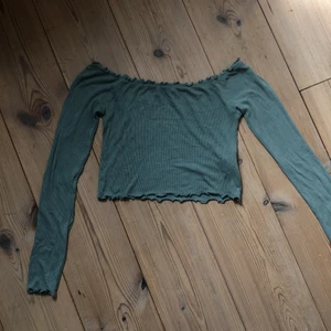 off shoulder top - croppad top från bikbok med off shoulder. Säljer då den är förliten för mig. Den är i en militärgrön färg och ändarna är lite ”skrynkliga” superfint och så söt till sommaren.🌞🌞 frakten tillkommer på ca 50kr