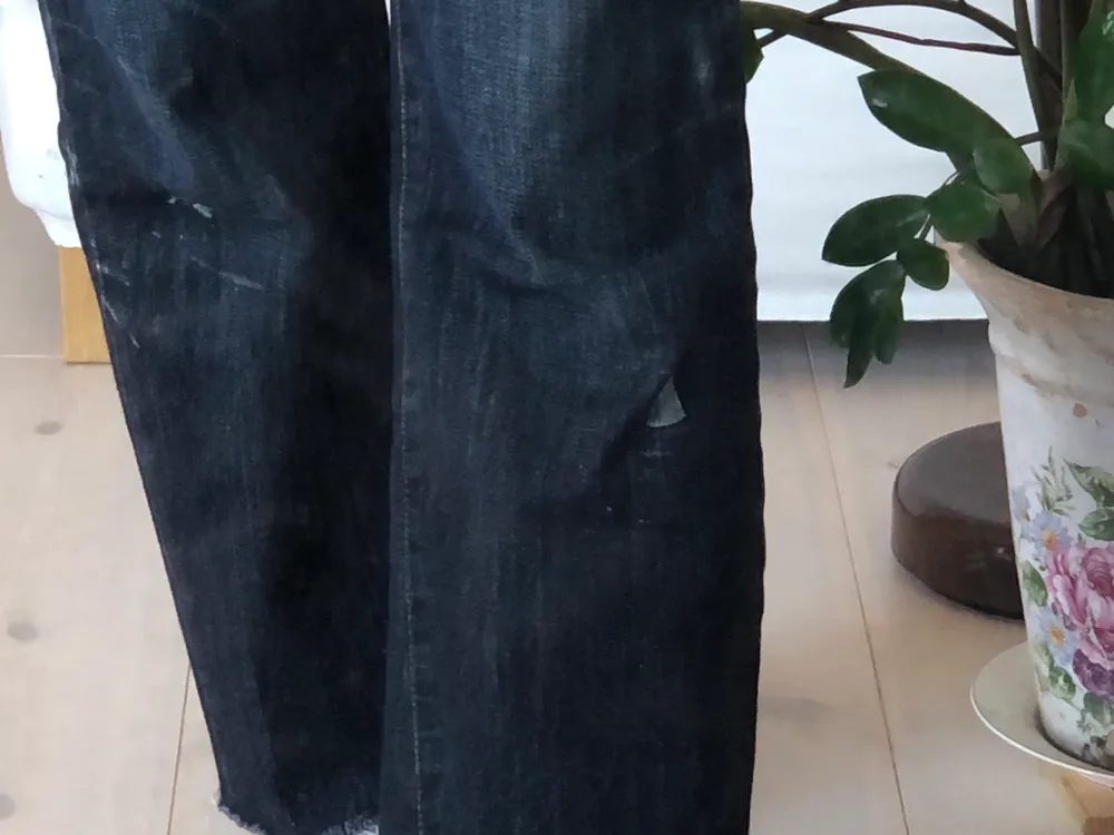 Levis jeans i storlek W30 L30! Köpt second hand och har akryl färg fast på benet:/ 😳 återkommer med frakt!. Jeans & Byxor.