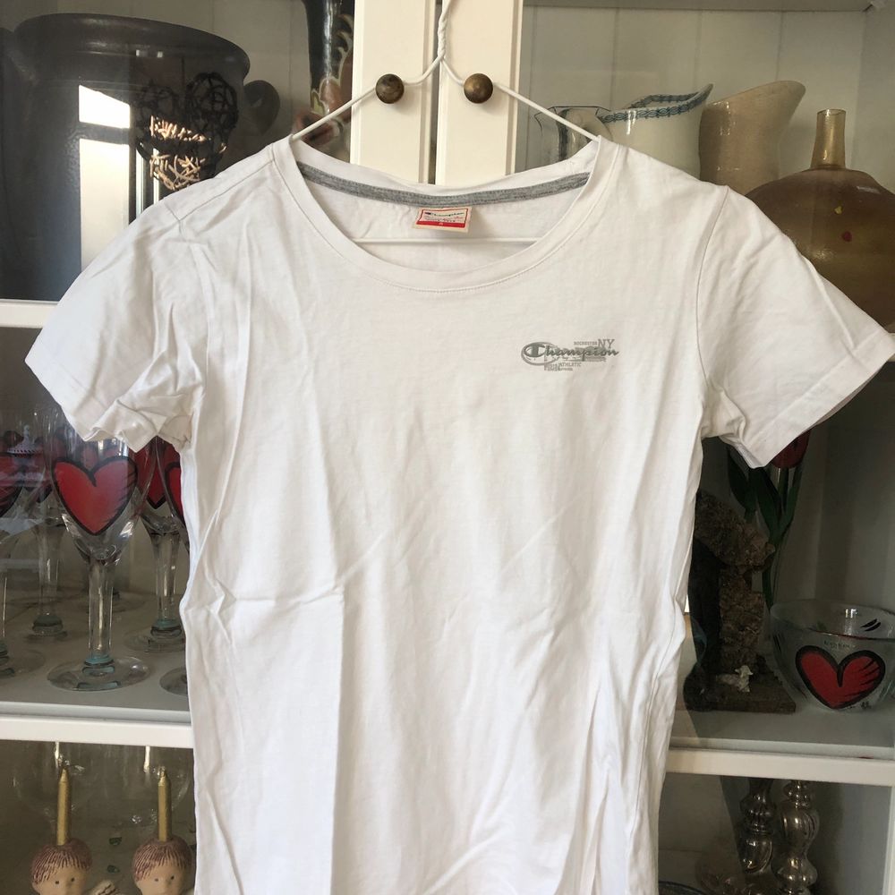Fräsch vit T-shirt från Champion. Använd Max 2 ggr och riktigt vit och fräsch. Säljes pga att jag har alldeles för många vita t-shirts... hoppas att ngn annan får användning för den. 🥰🥰 Buda från 50kr.. T-shirts.
