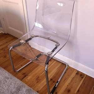 Transparent stol från Ikea (modell Tobias) i mycket gott skick. Inga märken/repor. Ca 1 år gammal. Nypris 695 kr. Finns att hämta i Stockholm (Kungsholmen).  Tar swish.