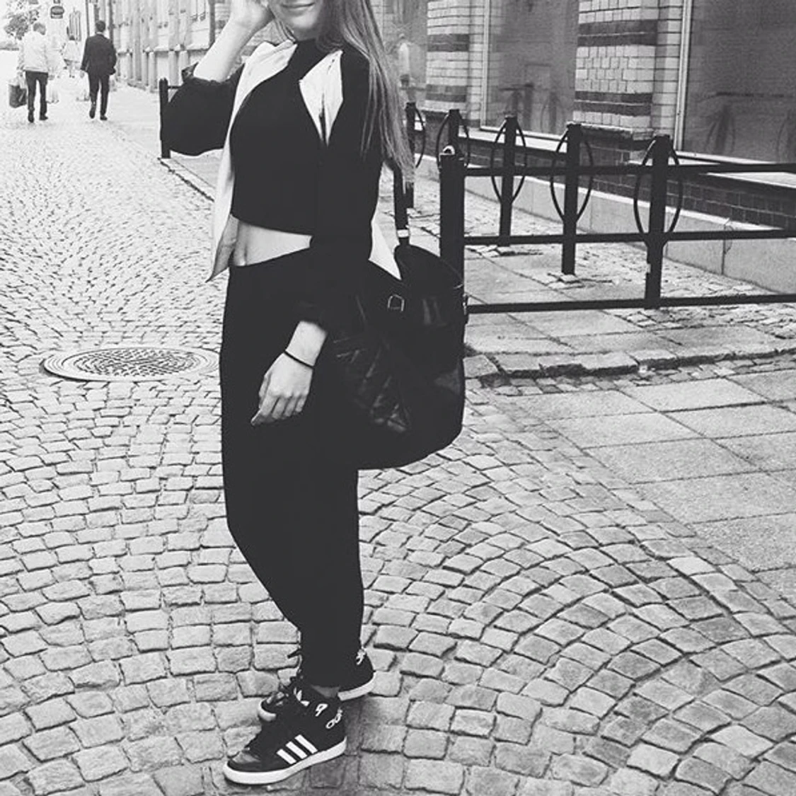 Svart väska med kedja