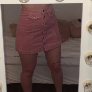 Rosa manchesterkjol / strl 36 - Använd ett fåtal gånger, som ny. 🕷