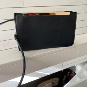  - Jättesnygg Saint Lauren väska. Ingen aning om den är äkta eller inte, köpt från en vintagebutike i Tokyo. 