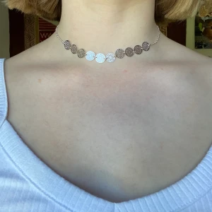 Halsband!  - Jättegulligt halsband från primark. Silvrigt (ej äkta silver). Justerbart, den totala längden är ca 38 cm. Hela halsbandet är samma färg, på första bilden är det endast reflektion av ljuset. Aldrig använt, 25 kr + frakt!