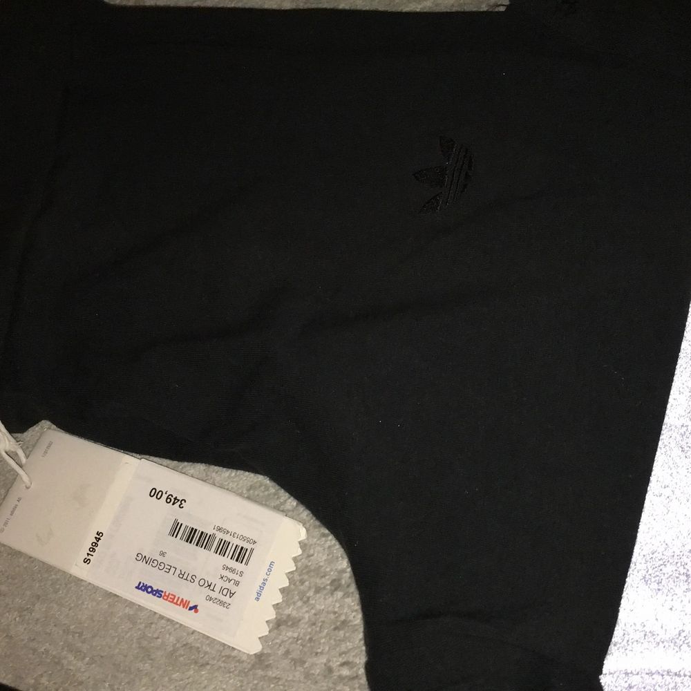 2 helt nya oanvända adidas mjukisar och leggings. Nypris för båda tillsammans är 800kr. Jag säljer båda för 450kr med 100kr frakt för båda I samma paket så 550kr totalt🥰 enskilt pris står i min profil. Går inte lägre i pris😊. Jeans & Byxor.