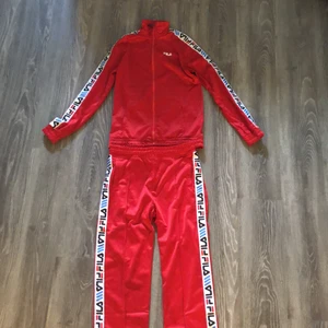 Fila set - Fint set från Fila. Tröjan är använd någongång men byxorna är oanvända. Storlek-tröja:S byxa: M. Setet är värt 1500kr som nytt.200kr/del Köparen står för frakten. Fraktar endast. Vill ni endast köpa endel löser vi det.