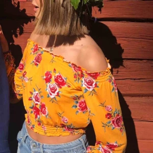  - Blommig off-shoulder tröja i ett tunt material. 120 kr inkl frakt ✨🌺