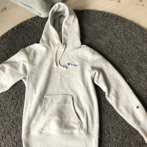 Champion hoodie - En sjukt snygg Champion hoodie i nyskick. Nytt pris var ungefär 1000kr. Köparen står för frakten. 