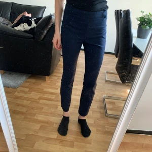 Blå kostymbyxor Zara - Marinblå kostymbyxor från Zara, mycket fint skick. Använda en gång, storlek 34. Skickas mot fraktkostnad eller avhämtning Stockholm. 