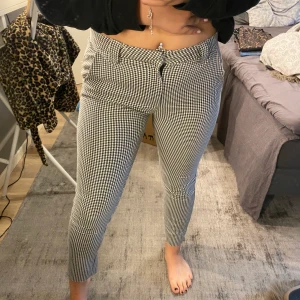 Byxor - Jätte tuffa byxor ifrån Bershka, köpta i vintras och nästan helt nya. Jag är 157 och byxorna går nästan hela vägen ner. Dem är i storlek 36 men lite förstora för mig i midjan! 