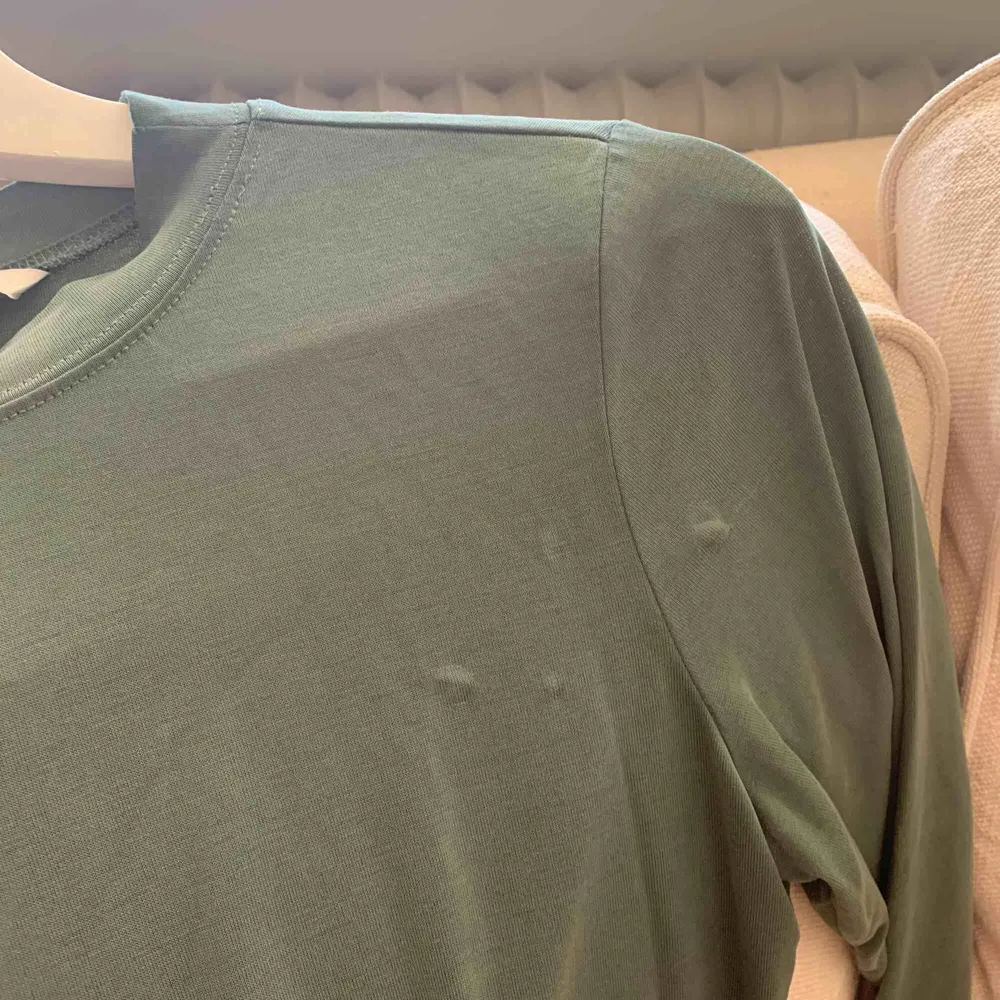 Jättefin grön långärmad tröja med hög hals från Monki i storlek S. Aldrig använd och väldigt fint skick förutom lite små fläckar av nagellim💓. Köparen står för frakt!😌. Skjortor.