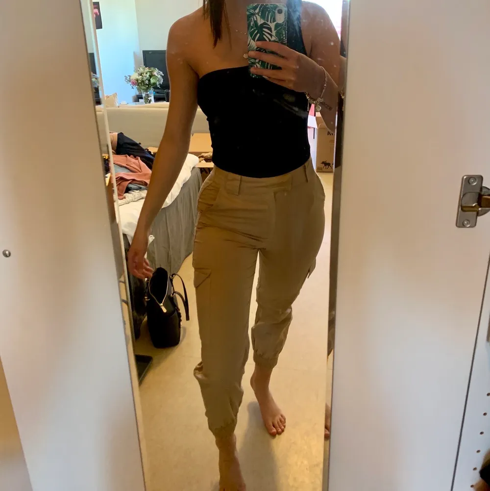 Selling this super nice beige pants because they’re a bit too tight on me! If you have any questions just me know 🥰. Jeans & Byxor.