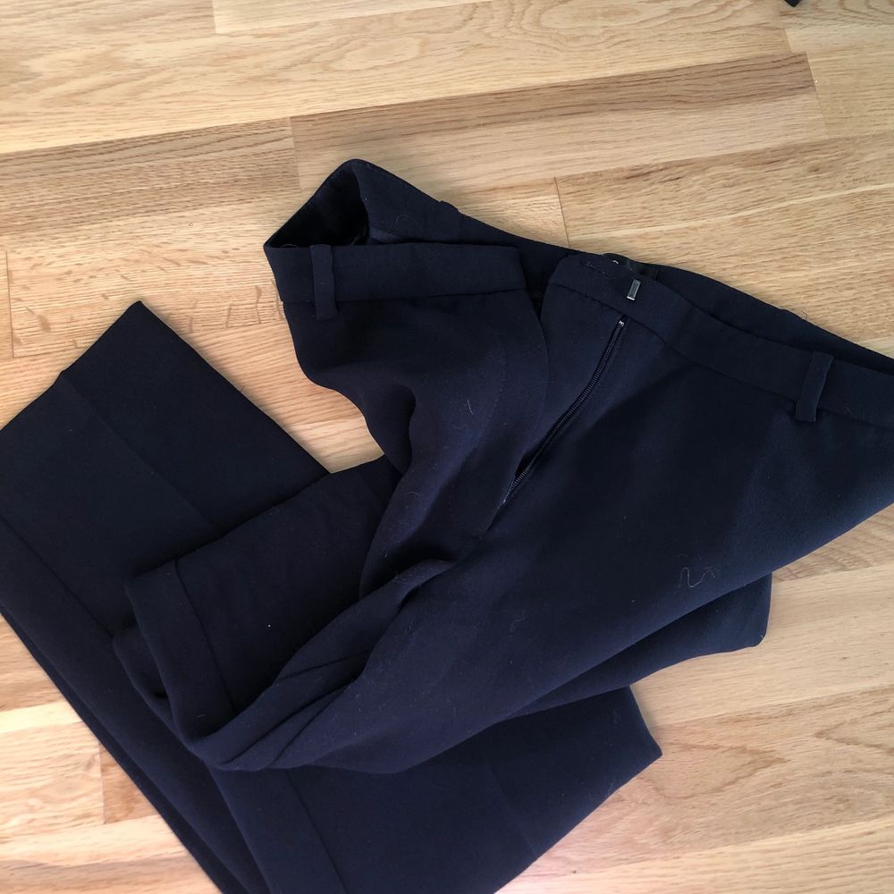 Mörkblåa kostymbyxor, storlek 40.  Finns att hämtas i Lund, köparen står för frakt om dem ska skickas . Jeans & Byxor.