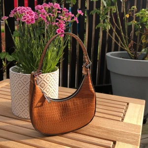 Miniväska från asos! - Säljer denna snygga miniväska som jag aldrig använt köpt från asos! Kedja hänger med. Frakt tillkommer.