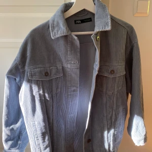Blå jacka - En snygg oversized manchester jacka från zara. Aldrig använd
