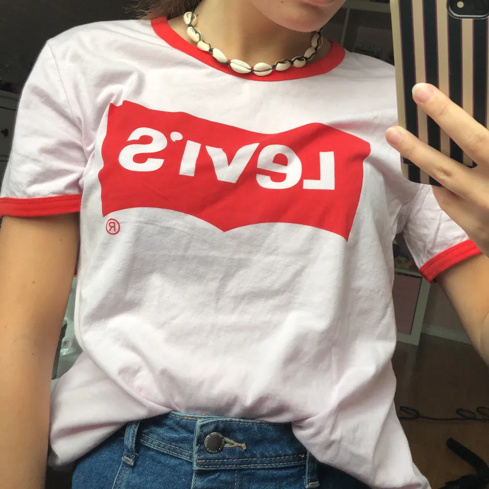 Helt ny och oanvänd levis t-shirt i väldigt fin ljusrosa färg💕snygga röda detaljer som märket och armarna❤️köpt för 399kr, storlek S. T-shirts.