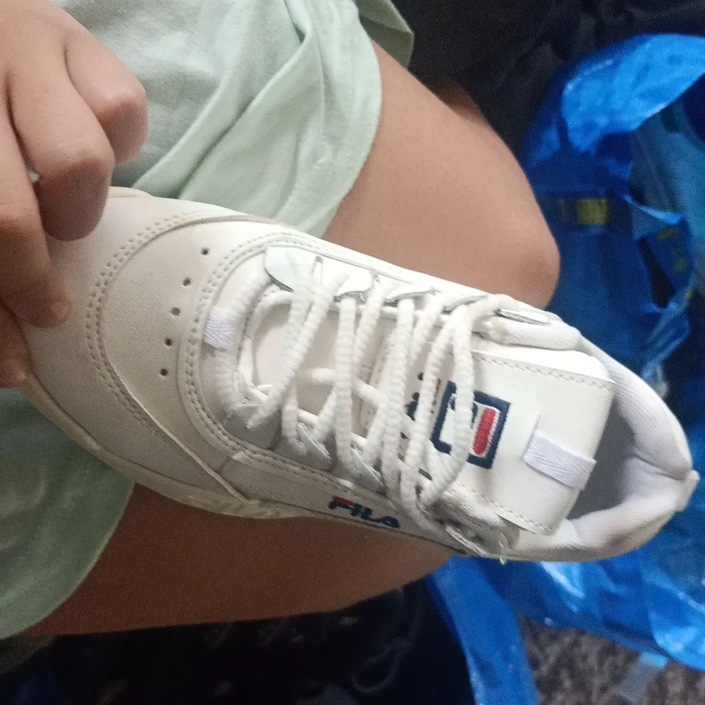 Fake fila skor , helt oanvända, säljes pga att de inte passar i storleken. Byte går! . Skor.