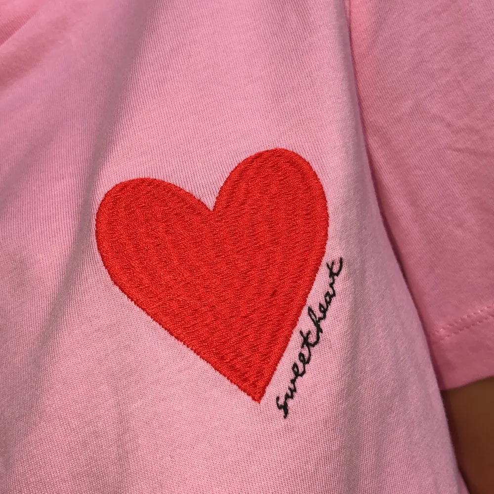 Ny oanvänd t-shirt i storlek S från vero Moda😍så söt och trendig!💗den jag ett broderat hjärta i rött där det även står ”sweetheart”🌸köptes för: 189kr💛frakt tillkommer . T-shirts.