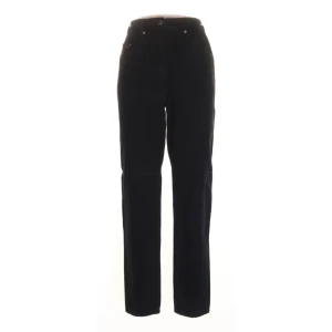 Raka svarta jeans - Ett par ascoola svarta raka jeans ifrån ett märke som heter sievers. Jeansen är i en rak modell och var för långa på mig som är 161cm lång (storlek 36) Budgivning om fler intresserade och frakt tillkommer☺️❣️ bilderna är tagna från sellpy där jag köpte de