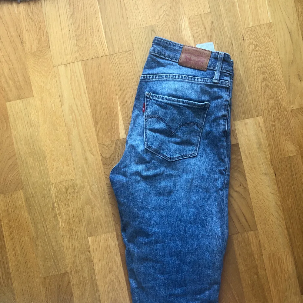 Levis jeans, modell 721. Sparsamt använda, kanske 3-5 ggr. Kan mötas upp i Sollentuna! Nypris 999 kr. Jeans & Byxor.