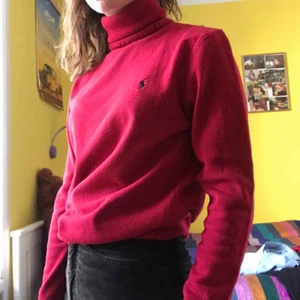  - Skit snygg röd polotröja från Ralph Lauren i bra skick! Eventuell frakt står köparen för och annars möts jag upp på söder💘
