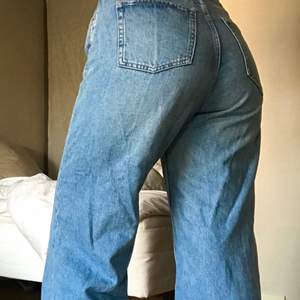 Säljer mina fina Weekday jeans i modellen Ace. De är i superbra skick men säljer tyvärr dem då de ej passar längre. Köparen står för frakt 