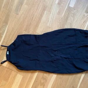 Svart klänning - Svart liten klänning till sommaren. Storlek S