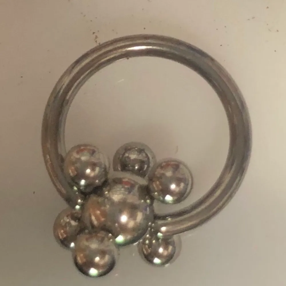 Ringar från företaget Laboro. Bonnie i alla stolekar och tjocklekar. Fler färger. Material som titan och kirurgiskt stål. Frakt 19kr guld dyrare, silver billigare. Hör av er vid köp och frågor. Mvh. Accessoarer.