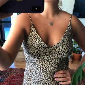 Leoprint klänning  - Fin klänning från hm som passar bra till fest eller med en tjocktröja över till vardags! - köparen står för frakt🌻