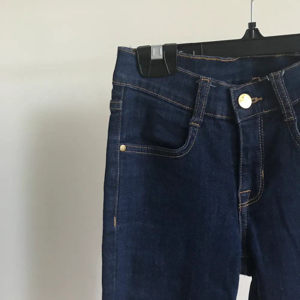 Mörkblå bootcut jeans som köptes för cirka 250kr och säljes för 60kr då jag inte använder dom så mycket längre. Köptes från Bubbleroom och är från märket 77flea. Köparen står för frakt och priset skulle kunna diskuteras💕. Jeans & Byxor.