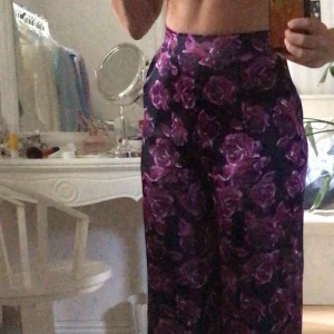  - Snygga raka kostymbyxor NAKD