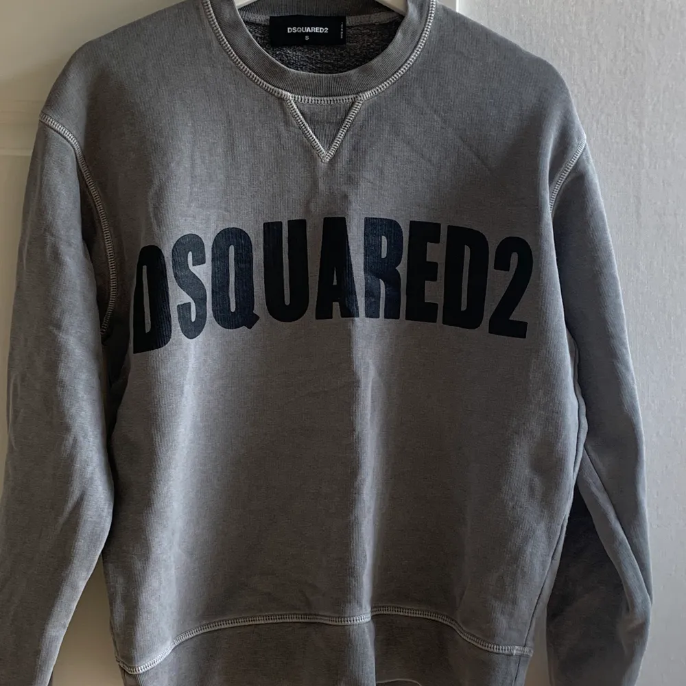 Äkta dsquared2 tröja köpt på NK alla tags finns med. Storlek S och pris kan diskuteras köpt för 3800. Tröjor & Koftor.