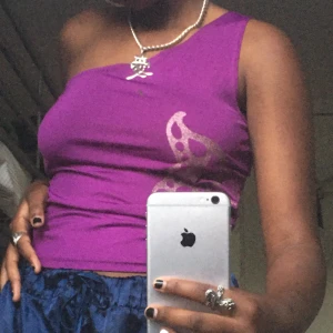 Ett lila linne💘💞 - Detta lila linnet med en fjäril💞💞💞använt en gång så skicket är väldigt bra!  BUDA! Just nu ligger budet på 205kr💖