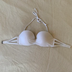 Vit bikinitopp - Vit bikinitopp med avtagbara axelband. Använd men fortfarande väldigt bra kvalite och känns fräsch. Storlek är 34D, vilket passar mig som har 75C. Pris är diskuterbart 
