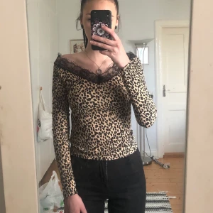 ny långärmad topp  - Helt ny långärmad supersnygg tröja i leopard från boohoo, tyvärr är den lite för liten för mig därför säljer jag den. Prislapp och allt finns kvar. Frakt tillkommer!