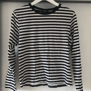 Randig tröja från monki - Bra skick