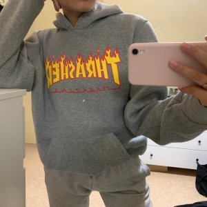 Thrasher hoodie - ”thrasher hoodie” Köpte denna i Thailand förra året, inte äkta. Frakten är inkluderad i priset!💓