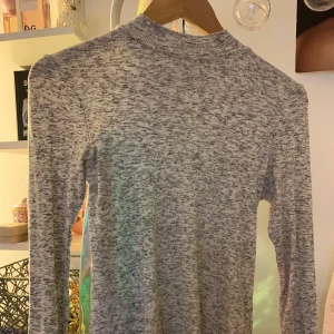 Ribbad tröja  - En ribbad tröja med krage,sitter väldigt fint men kommer tyvär inte till andhämtning längre,sälger den i bra skick :) köparen står för frakt