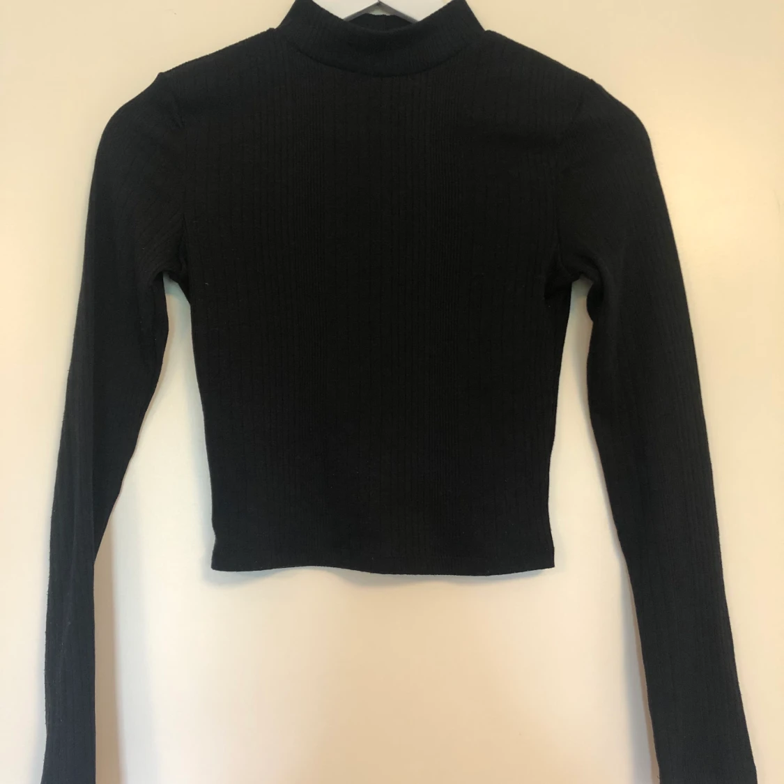 Mönstrad svart långärmad magtröja