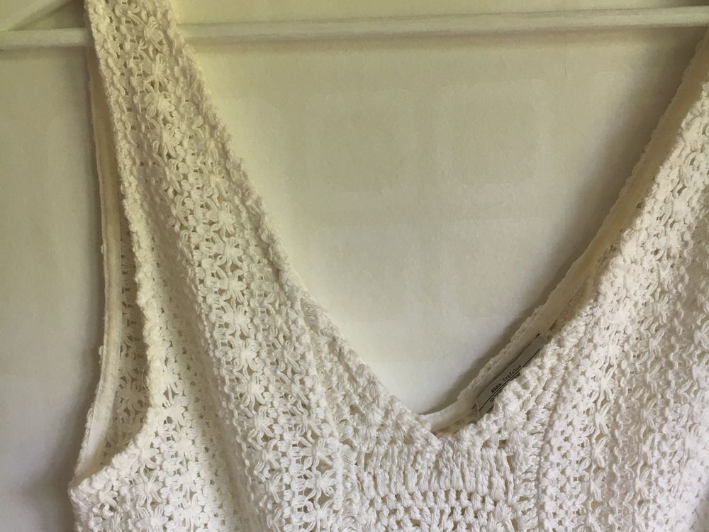 Supergullig vit virkad sommarklänning från Zara. Säljer för att den inte har kommit till användning, den är endast använder gång så helt i nyskick! (Ljuset på bilden gör att den ser lite gul ut, mensen är helt vit!!) Kan mötas upp i Lund elr posta:). Klänningar.