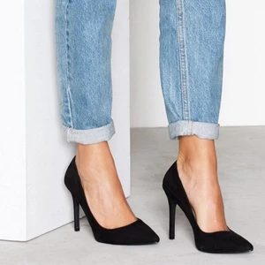 Svarta klackskor - (Bilder lånade från Nellys hemsida) Svarta klackskor från Nelly, använda endast en gång. Klackhöjd 8cm och storlek 39 men små i storleken så passar bra på mig som jag storlek 38. Skickas, köparen står för frakt. 