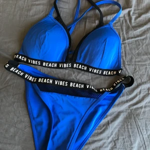 Bikini från newyorker  - Väldigt snygg bikini med nät på i nytt skick, toppen är strl medium och trosorna är strl Large. Tycker trosorna är små i storleken satt dom passar mer en medium 