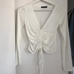 Vit blus strl S - Vit blus, bra skick å supersnygg på! Frakt tillkommer 🤍